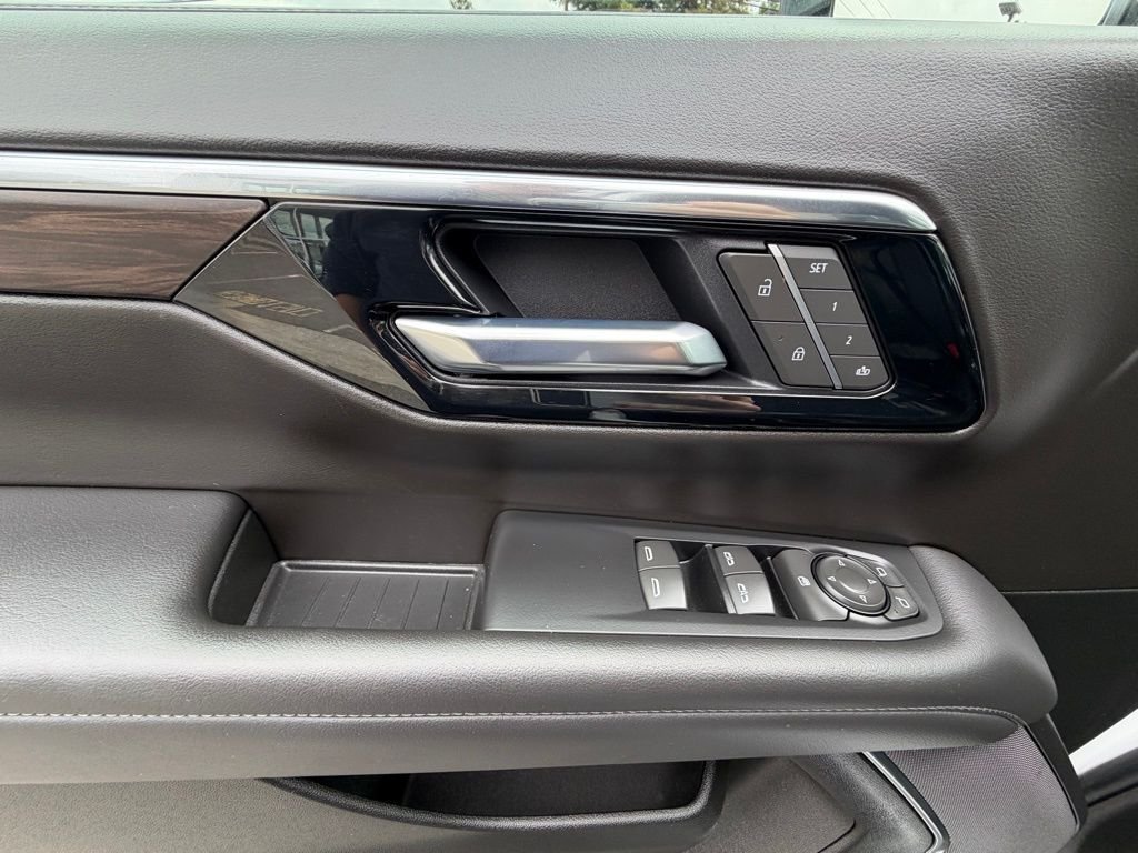 Used 2025 White Chevrolet LT image 12