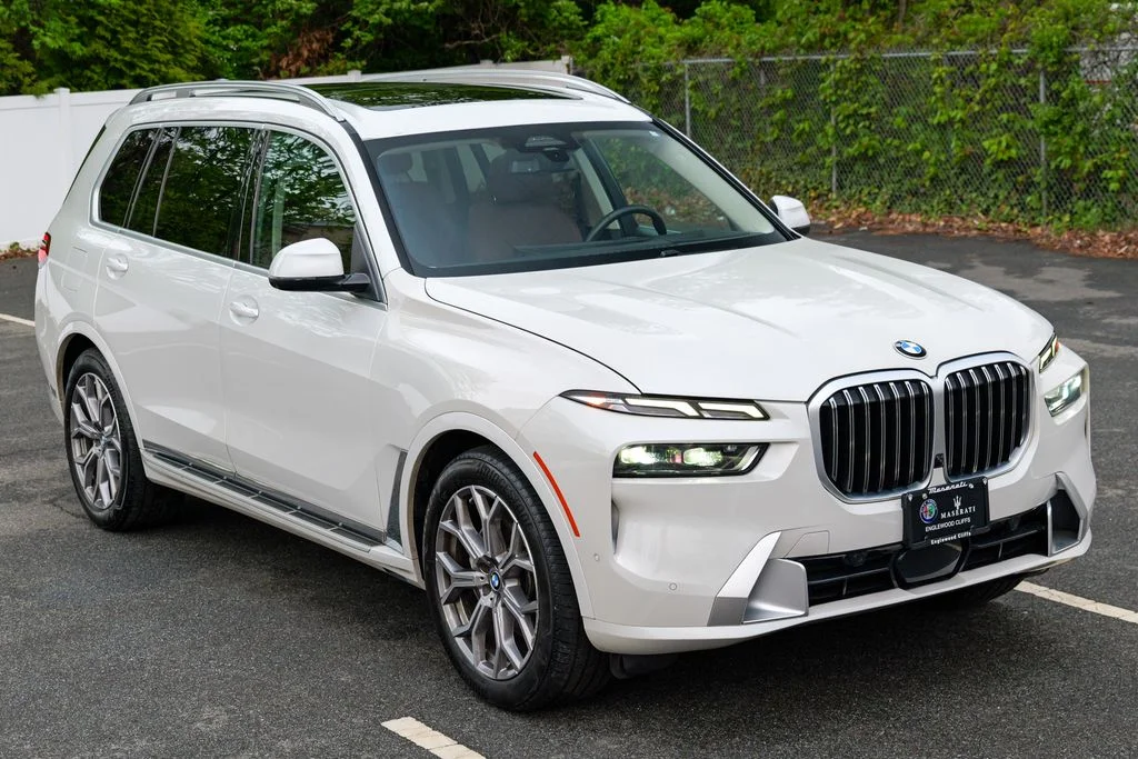 Used 2023 Mineral White Metallic BMW xDrive40i image 9