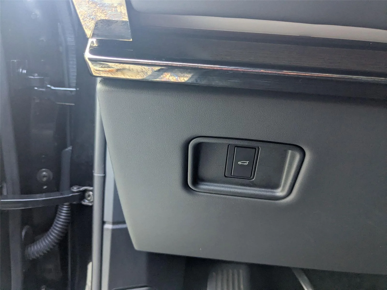Used 2024  Land Rover Dynamic SE image 14