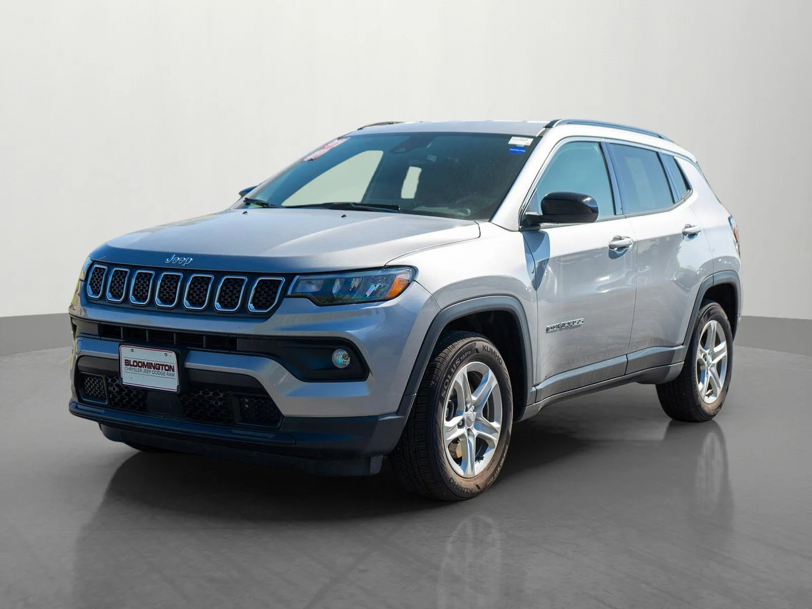 Used 2023 Billet Silver Metallic Clearcoat Jeep Latitude image 3