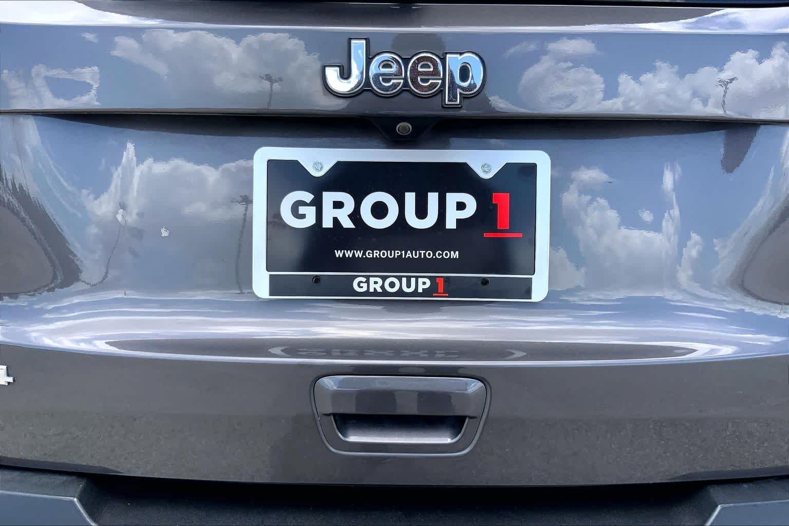 Used 2021 Granite Crystal Metallic Clearcoat Jeep Latitude image 10