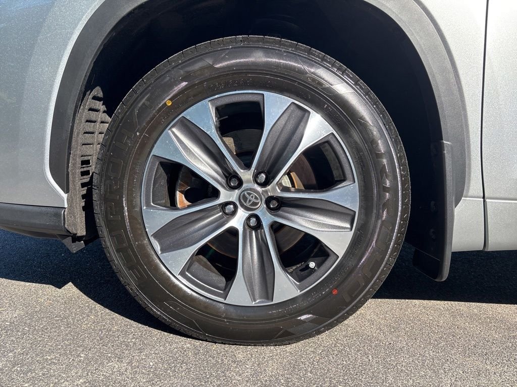 Used 2023 Silver Toyota XLE image 9