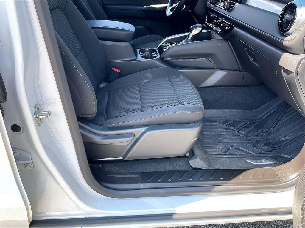 Used 2024 White Chevrolet LT image 35