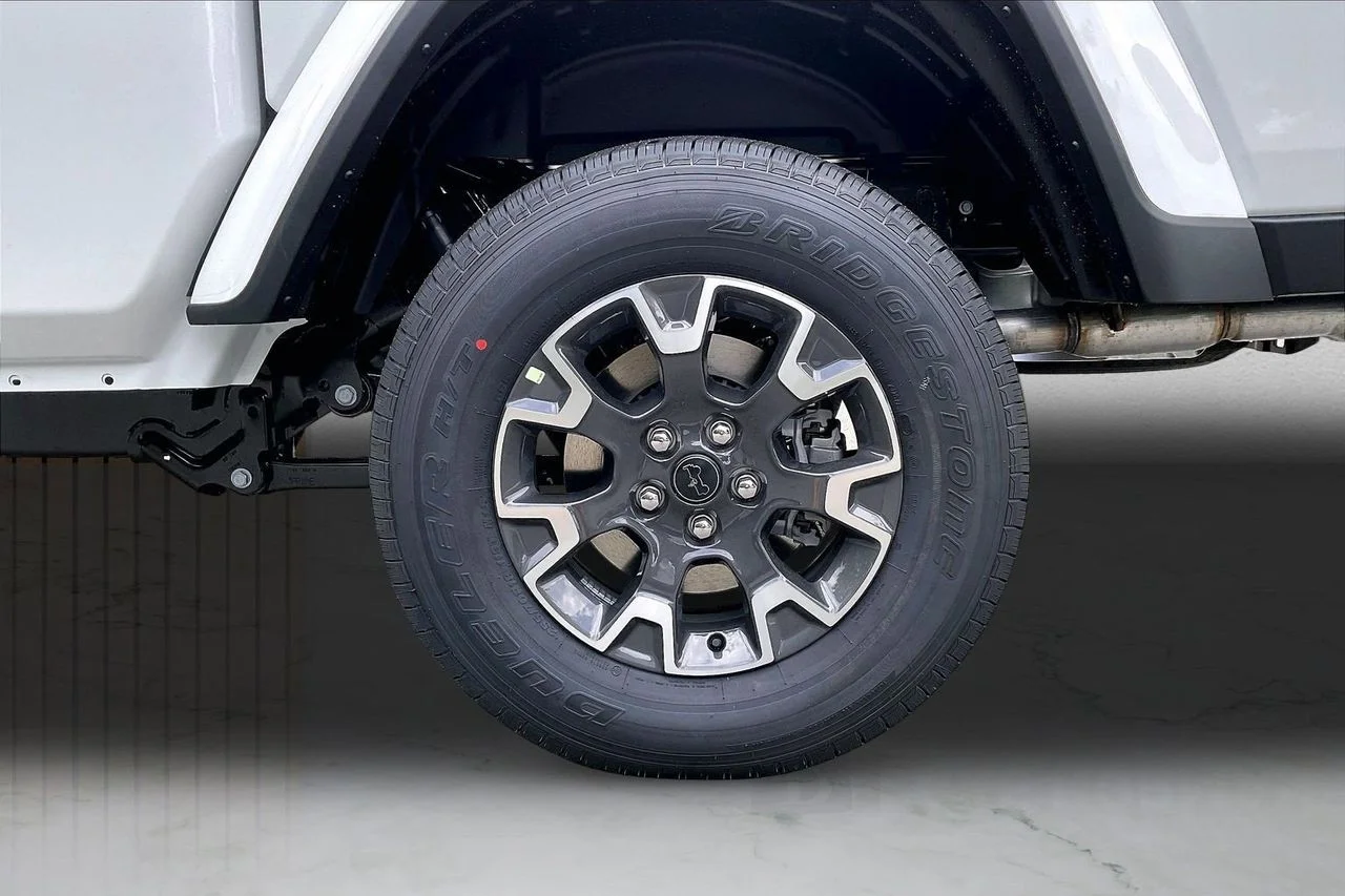 New 2026 Bright White Clear-Coat Exterior Paint Jeep Sahara image 28