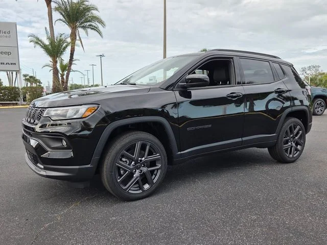 New 2026 Diamond Black Crystal Pearl-Coat Exterior Paint Jeep Latitude image 3