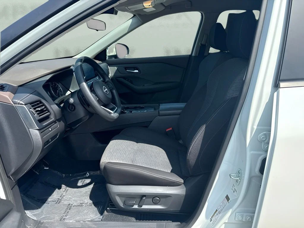 Used 2023 White Nissan SV image 5