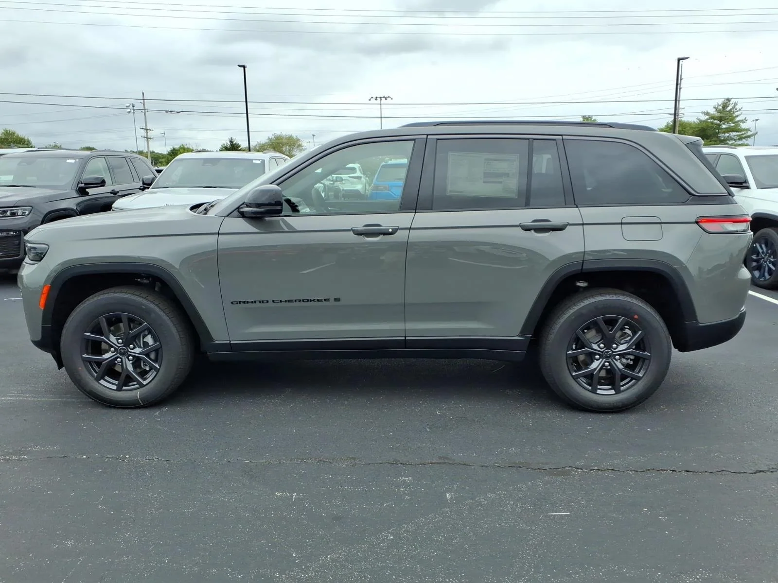 New 2027 Sting-Gray Clearcoat Jeep Laredo Altitude image 3