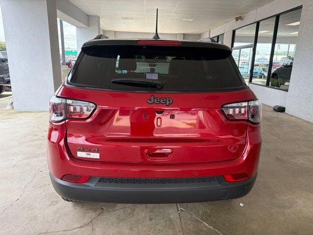 New 2026 Red Hot Pearl-Coat Exterior Paint Jeep Limited image 4