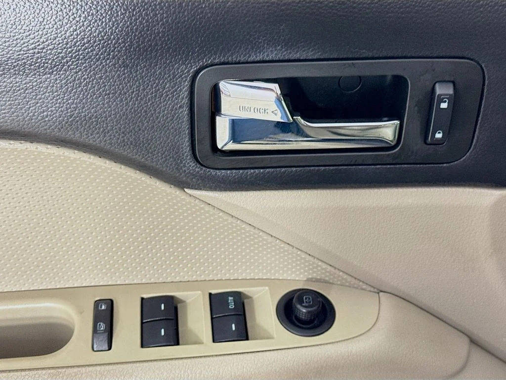 Used 2009 Blue Ford SEL image 19