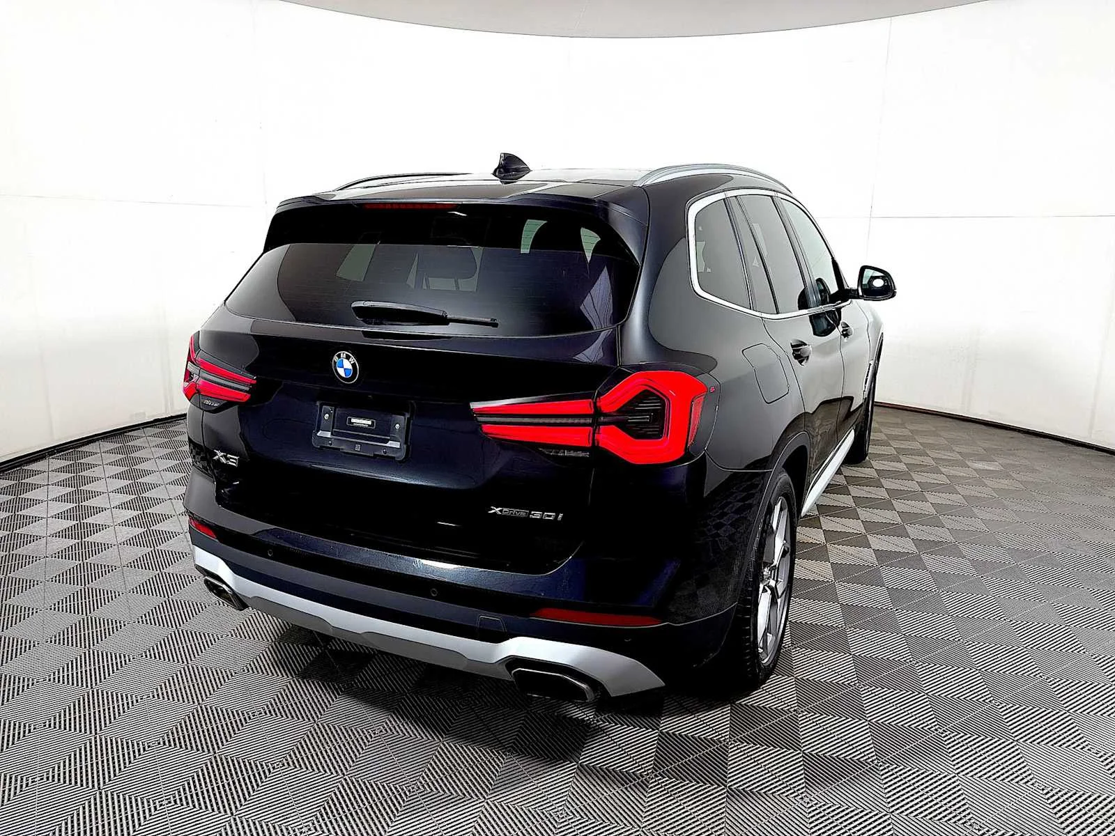 Used 2023 Black Sapphire Metallic BMW xDrive30i image 6