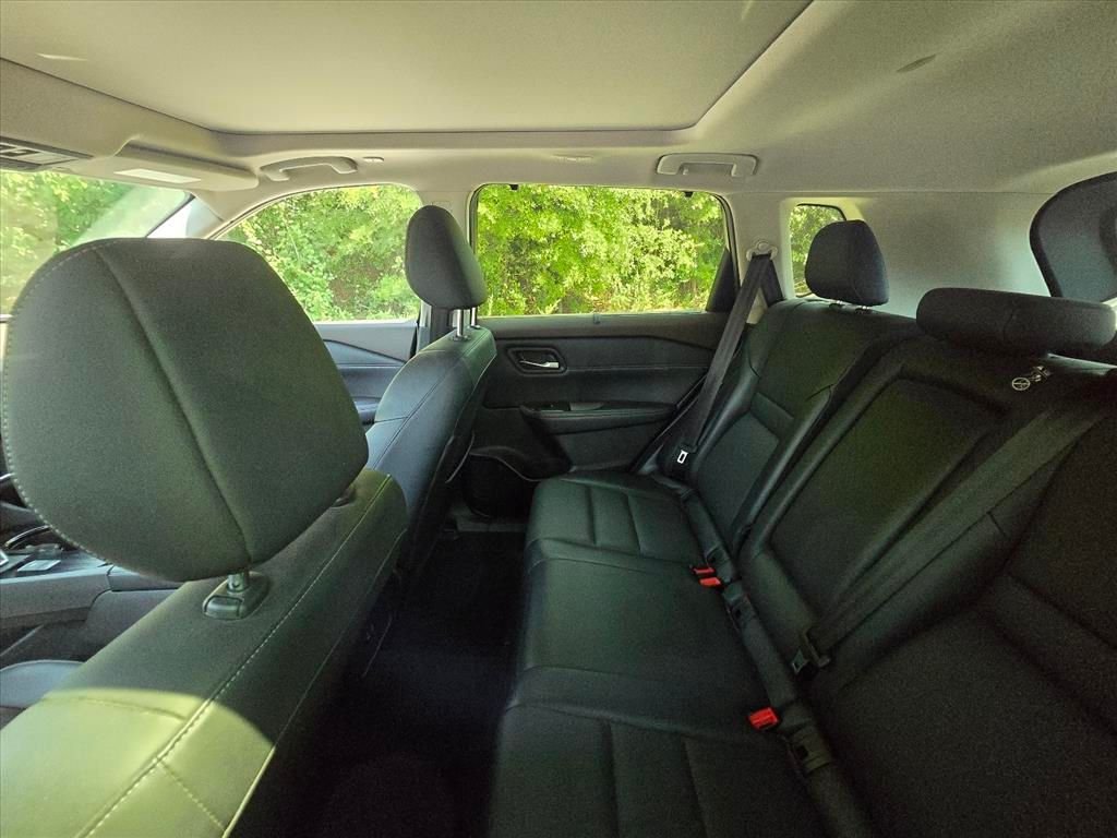 Used 2023 White Nissan SV image 4