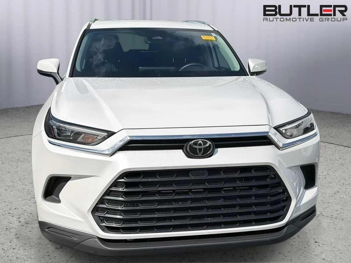 Used 2025 Wind Chill Pearl Toyota XLE image 4