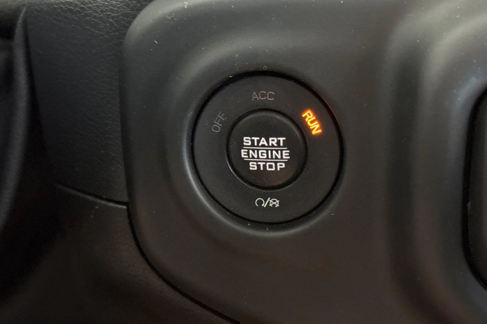 Used 2018 Bright White Clearcoat Jeep Sport S image 21