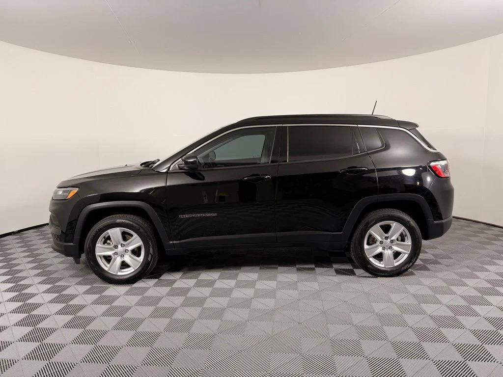Used 2022 Black Jeep Latitude image 11