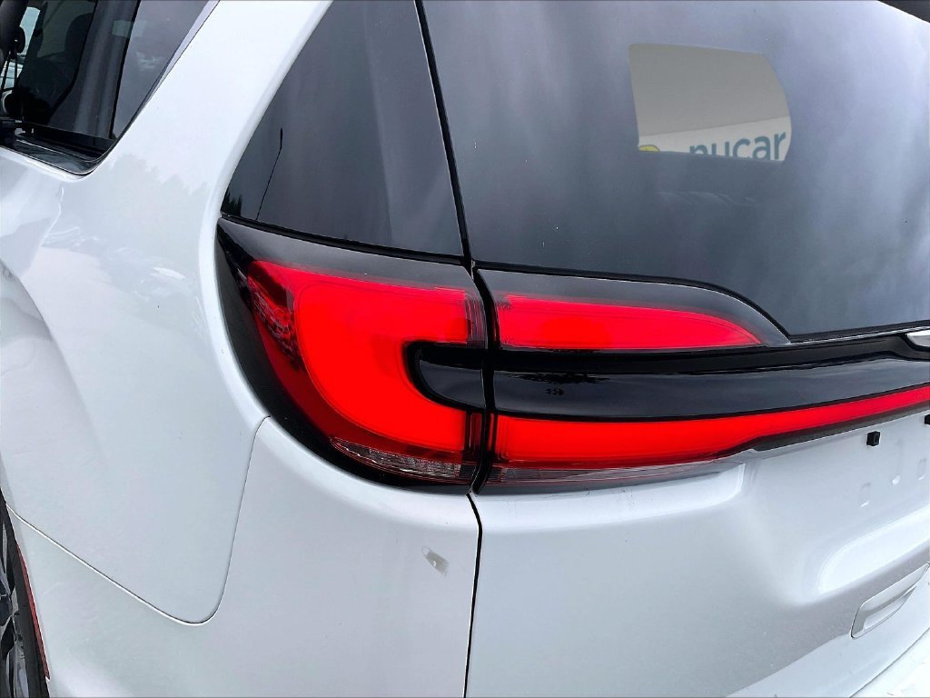 Used 2024 Bright White Clearcoat Chrysler Select image 30