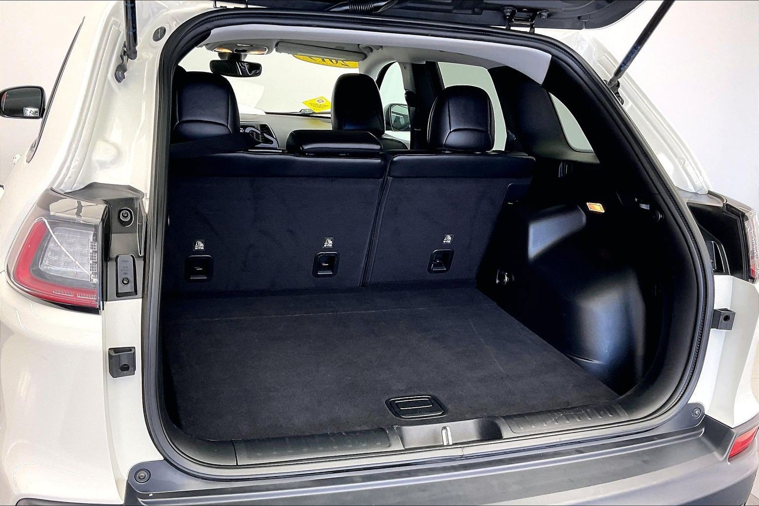Used 2019 Pearl White Pearlcoat Jeep Trailhawk image 27