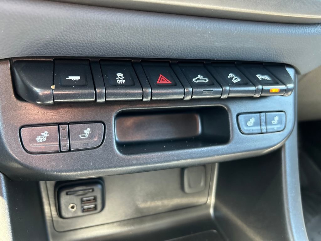 Used 2022 Black Chevrolet Z71 image 40