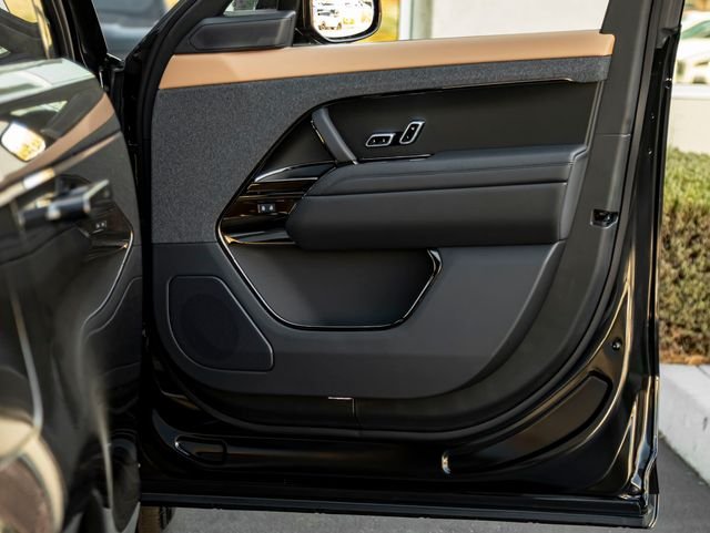 New 2026 Santorini Black Land Rover Dynamic SE image 34