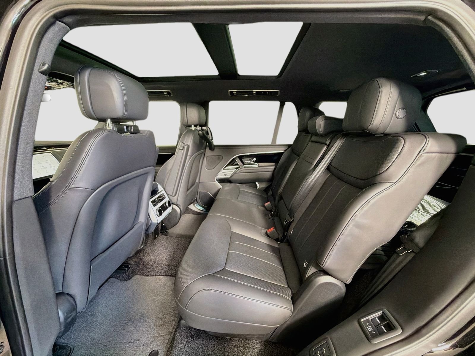 New 2026 Santorini Black LAND ROVER SE 7 Seats image 27