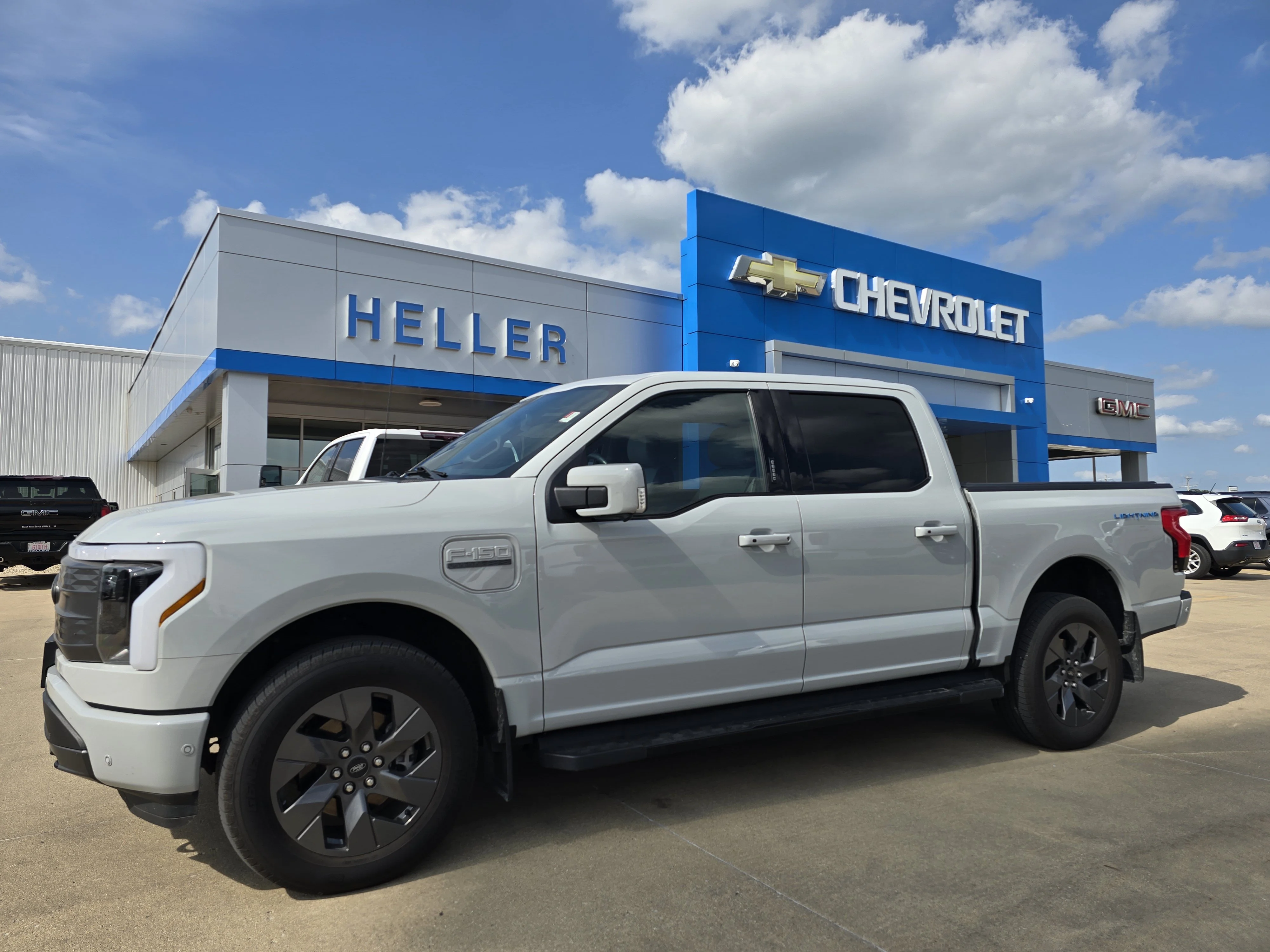 Used 2023 Avalanche Ford LARIAT image 3