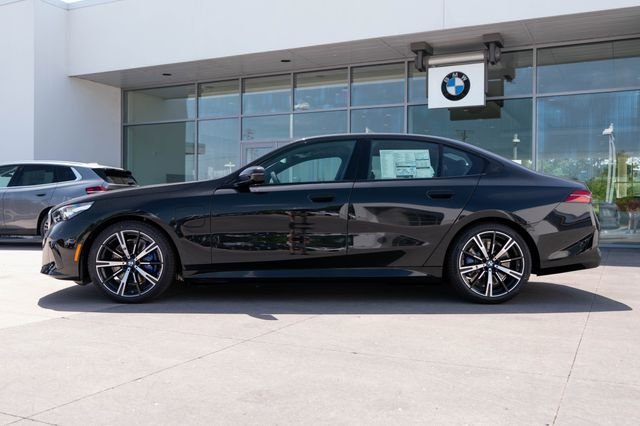 New 2027 Black Sapphire Metallic BMW 550e xDrive image 2