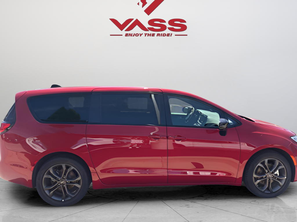 New 2026 Red Hot Pearl-Coat Exterior Paint Chrysler Select image 6