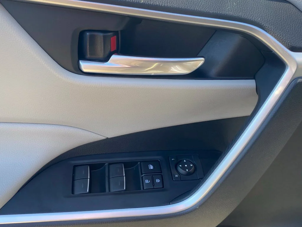 Used 2025 Silver Toyota XLE image 22