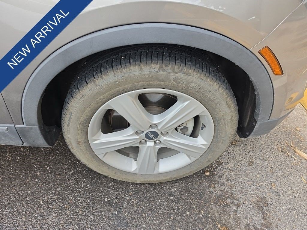 Used 2017 Ingot Silver Metallic Lincoln Premiere image 18