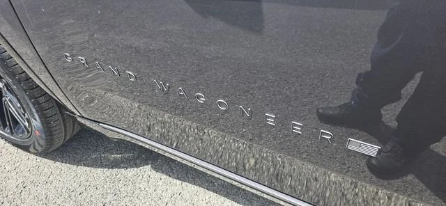 New 2026 Baltic-Gray Metallic Clear-Coat Exterior Paint Jeep Limited Reserve image 5
