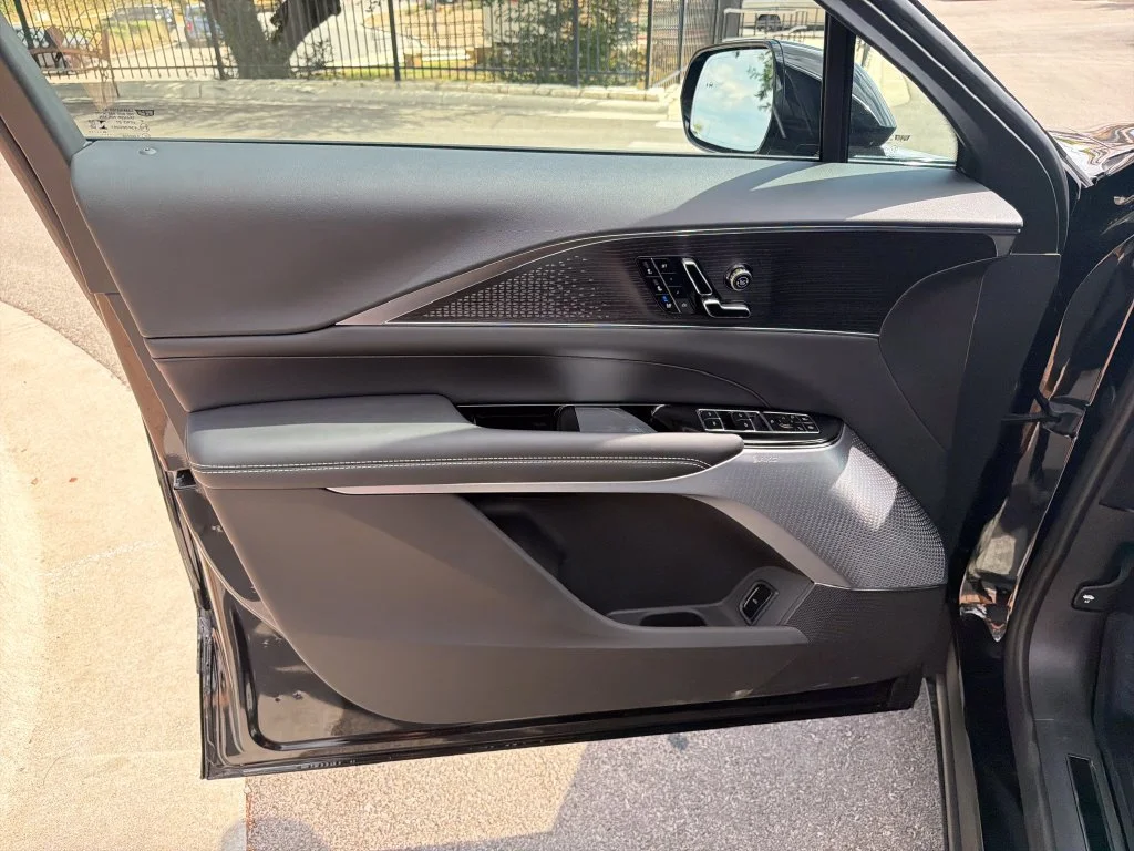 2027 Cadillac LYRIQ Signature Luxury - Photo 16