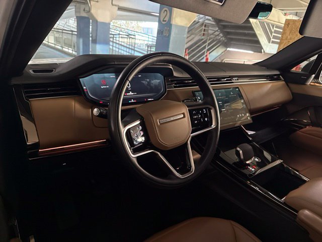 Used 2025 White Land Rover SE image 6