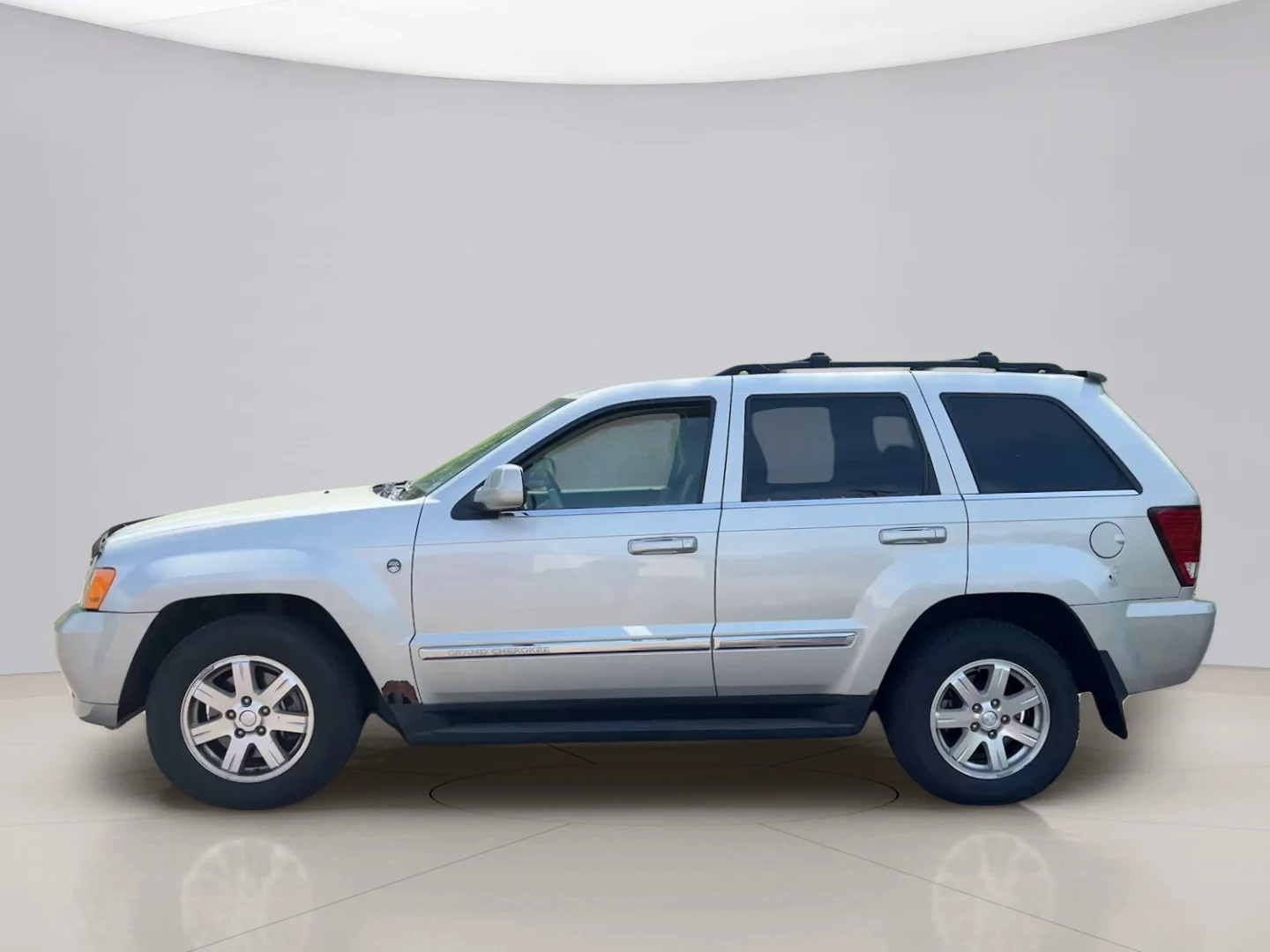 Used 2009 Silver Jeep LIMITED image 2