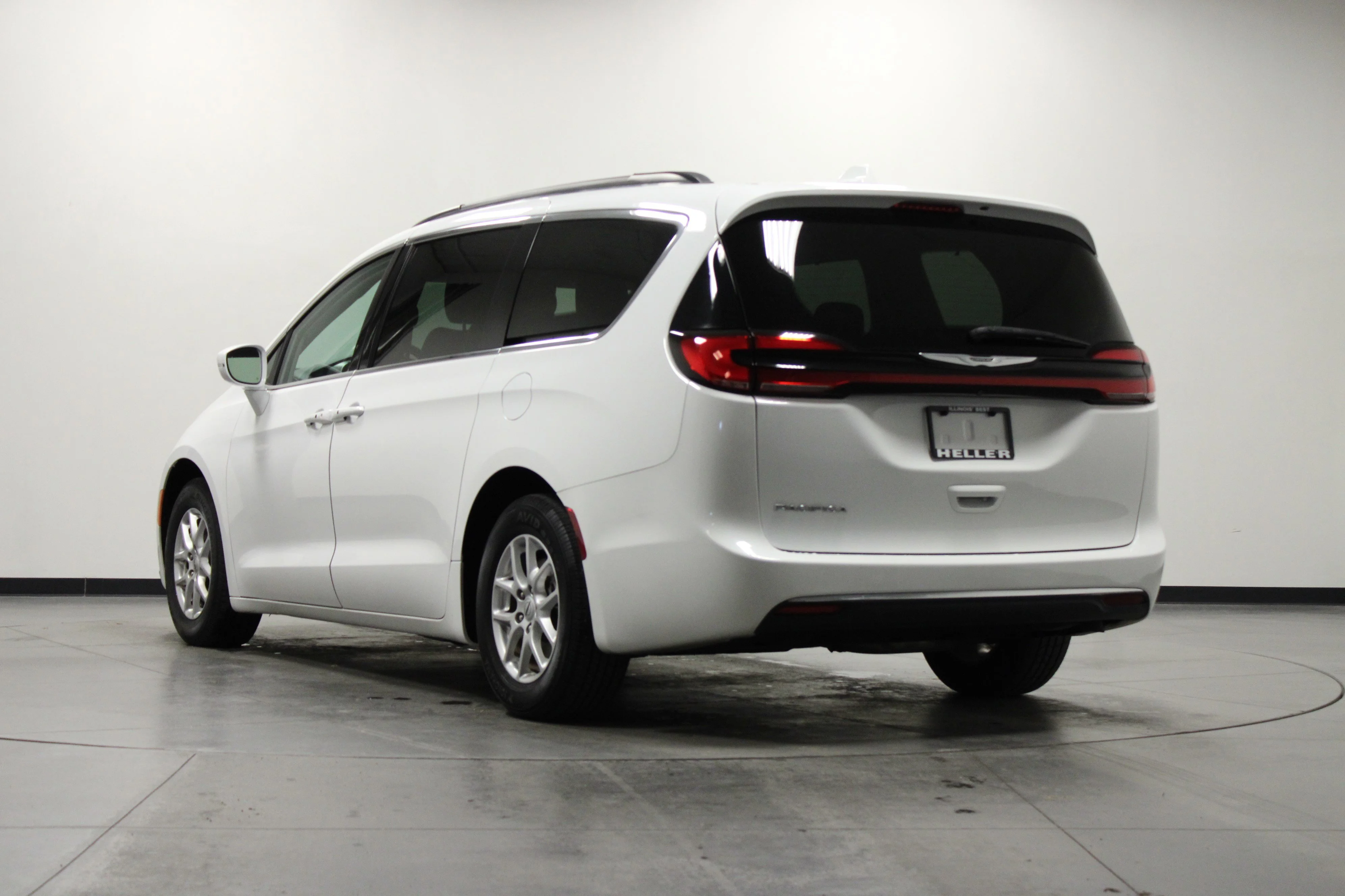 Used 2022 Bright White Clearcoat Chrysler Touring L image 6