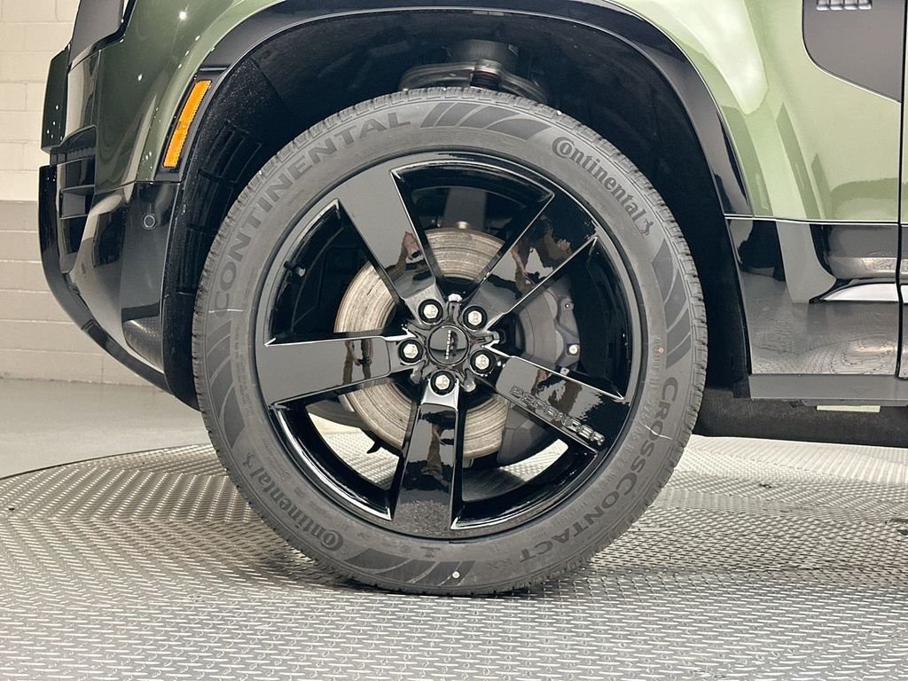 New 2026 Woolstone Green Land Rover X-Dynamic SE image 5