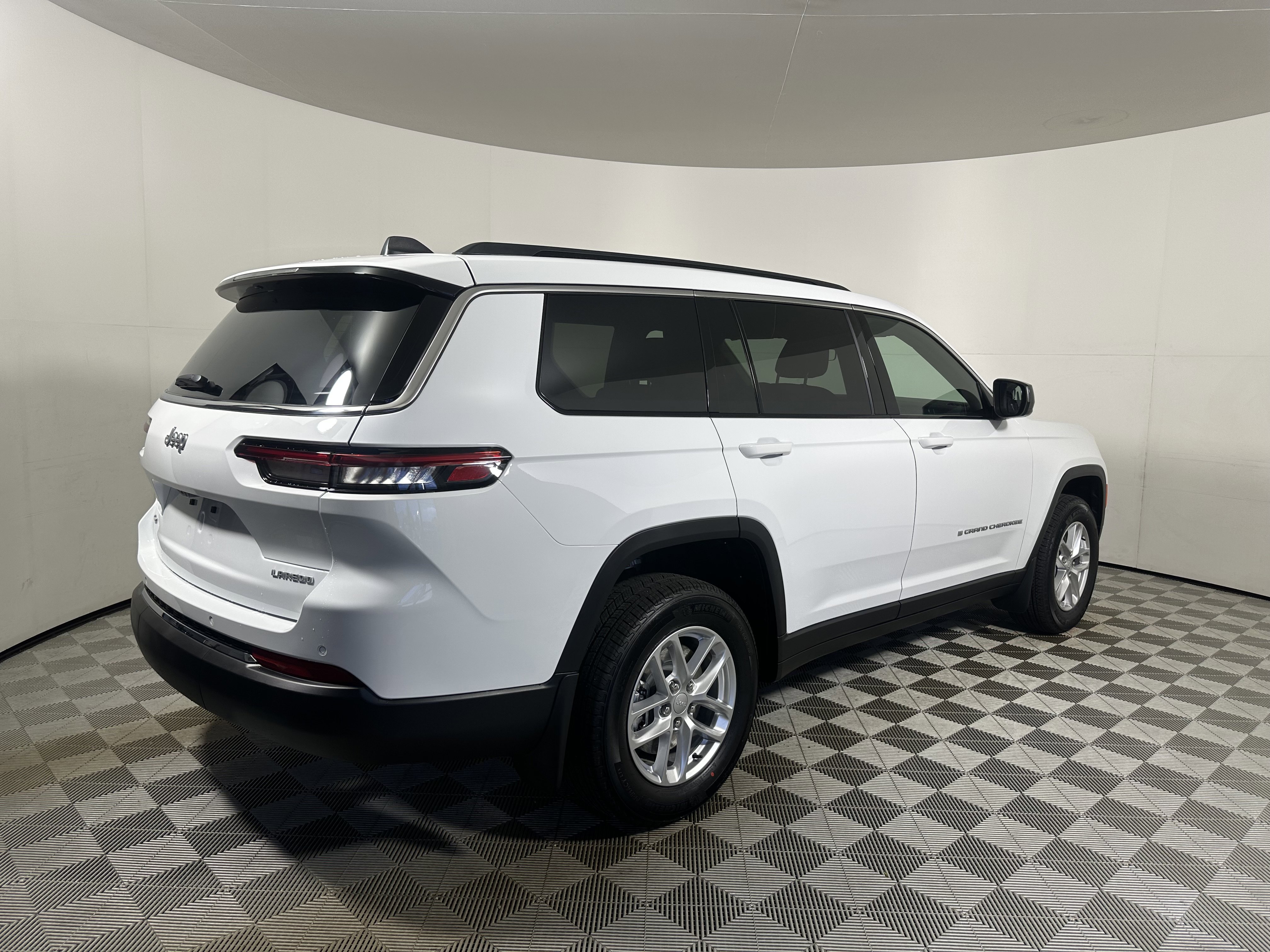New 2026 Bright White Clear-Coat Exterior Paint Jeep Laredo X image 7