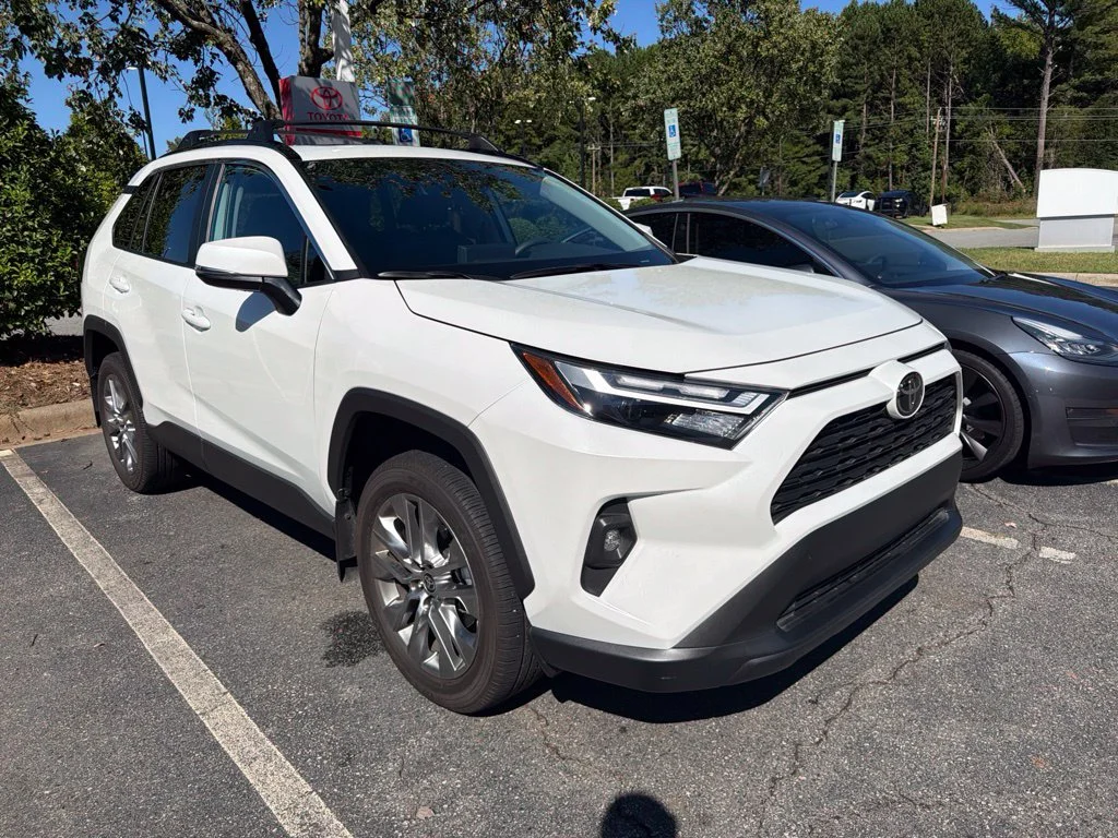 Used 2025  Toyota XLE Premium image 3