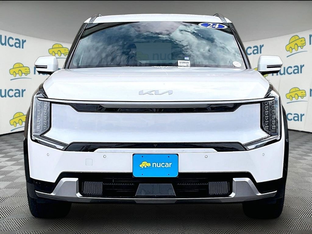 Used 2024 White Kia Land image 2