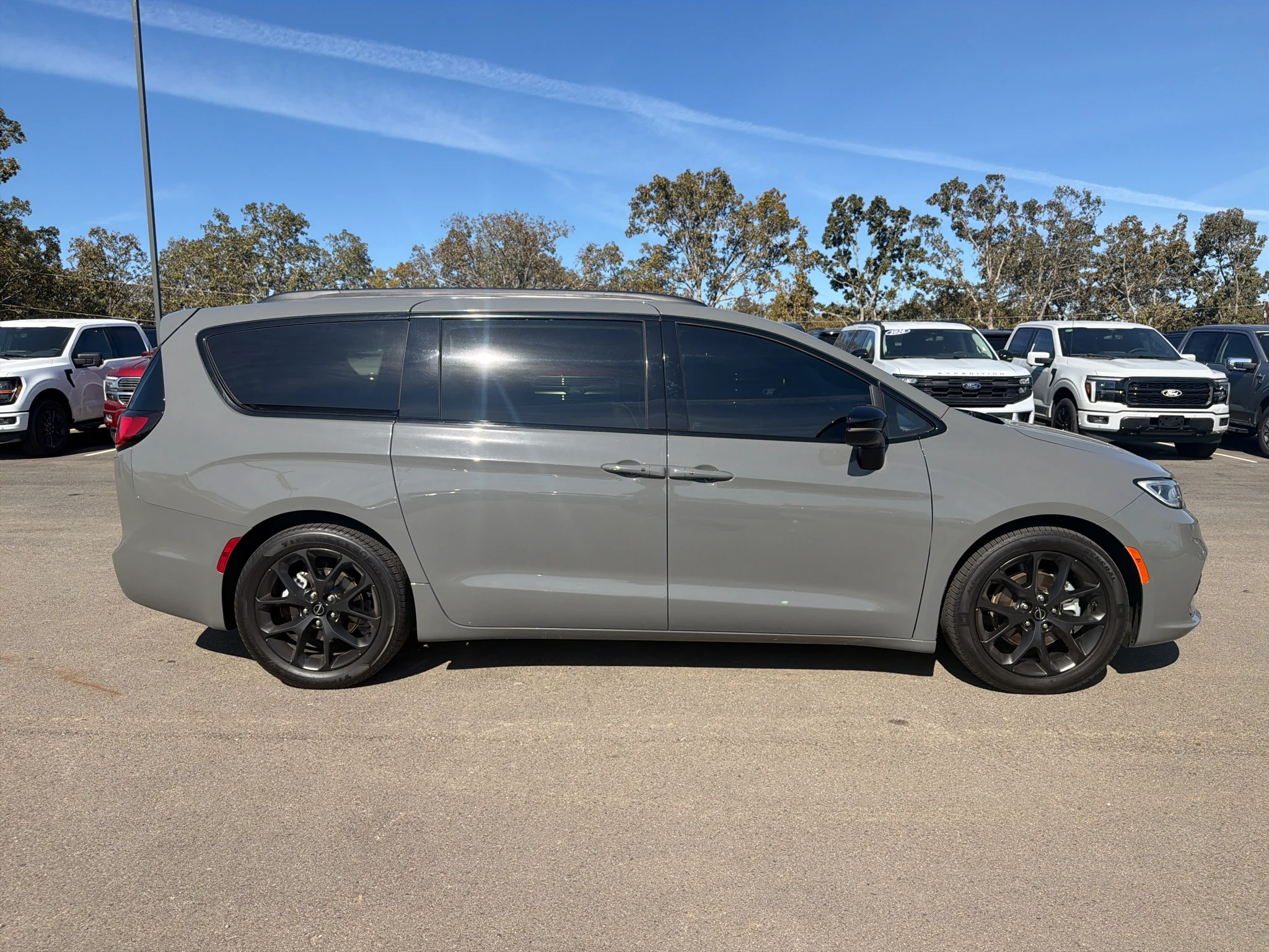 Used 2025 Ceramic Gray Clearcoat Chrysler Limited image 6