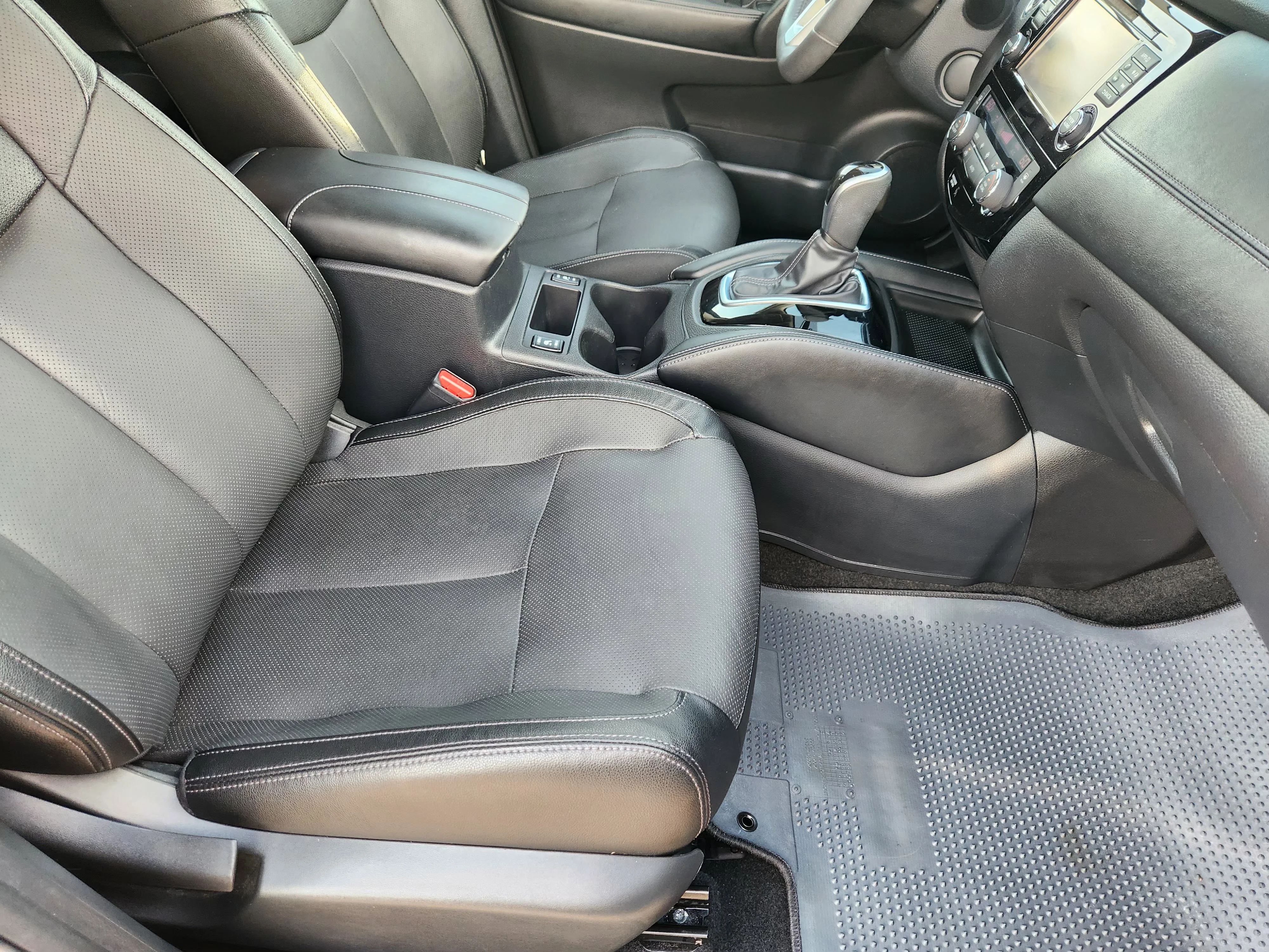 Used 2017 Magnetic Black Nissan SL image 15