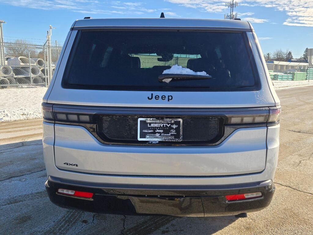 New 2026 Silver-Zynith Exterior Paint Jeep Limited Altitude image 15