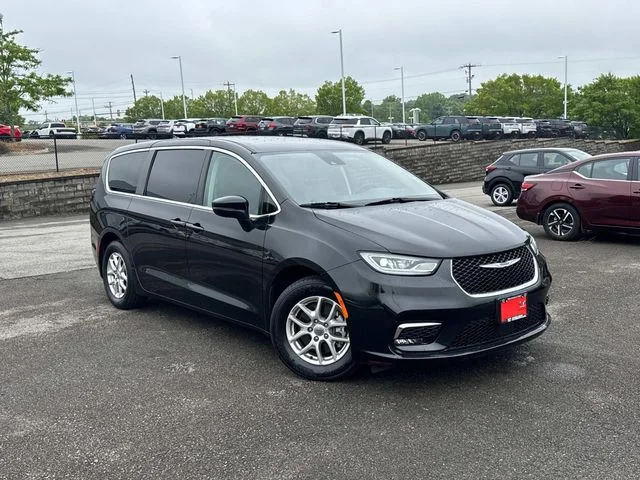 Used 2023 Black Chrysler Touring L image 2