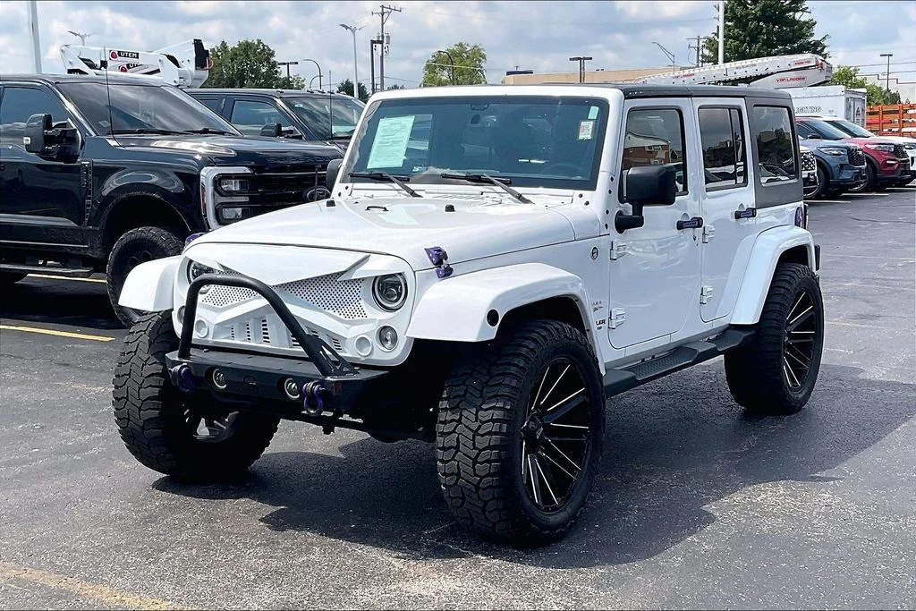 Used 2015 White Jeep Unlimited Sahara image 11