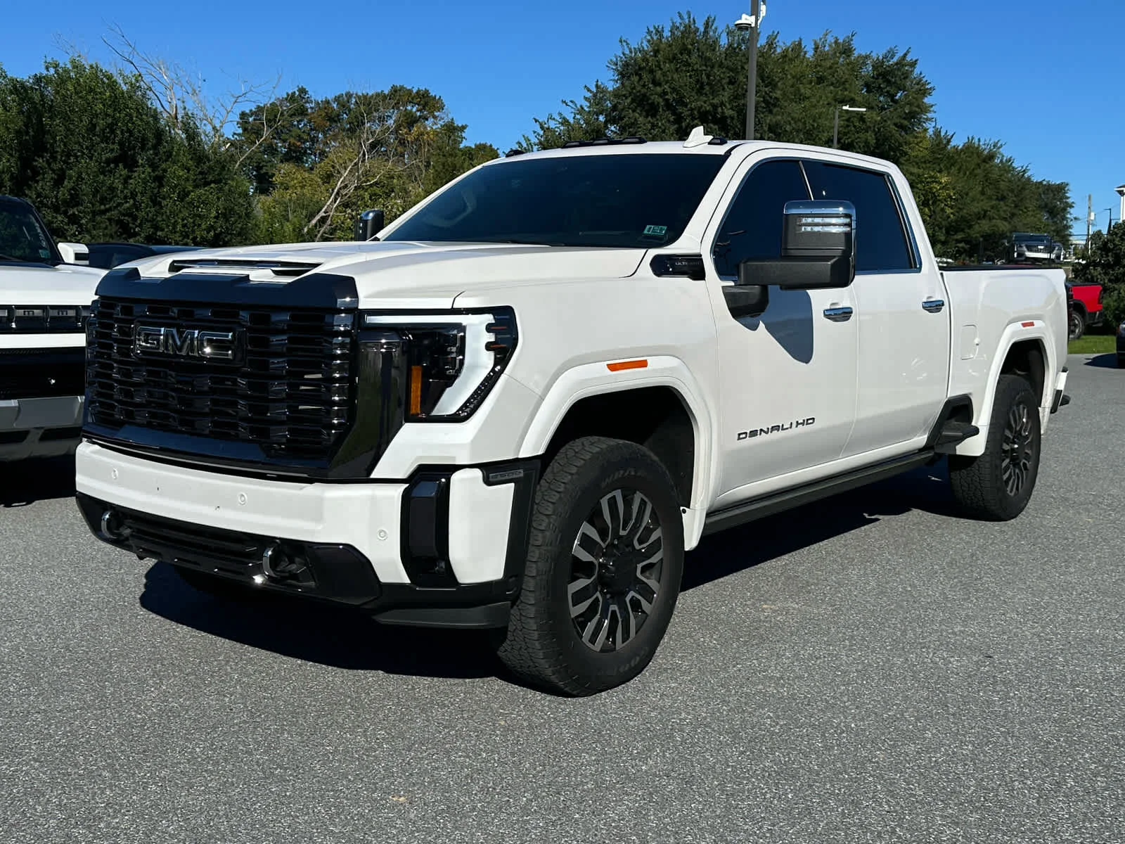 Used 2024 White Frost Tricoat GMC Denali Ultimate image 4