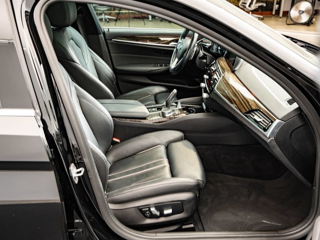 Used 2019 Black Sapphire Metallic BMW 540i image 23