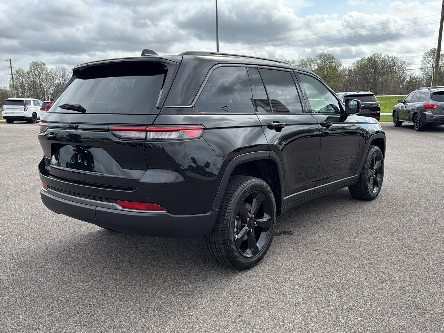 New 2026 Diamond Black Crystal Pearl-Coat Exterior Paint Jeep Limited image 17