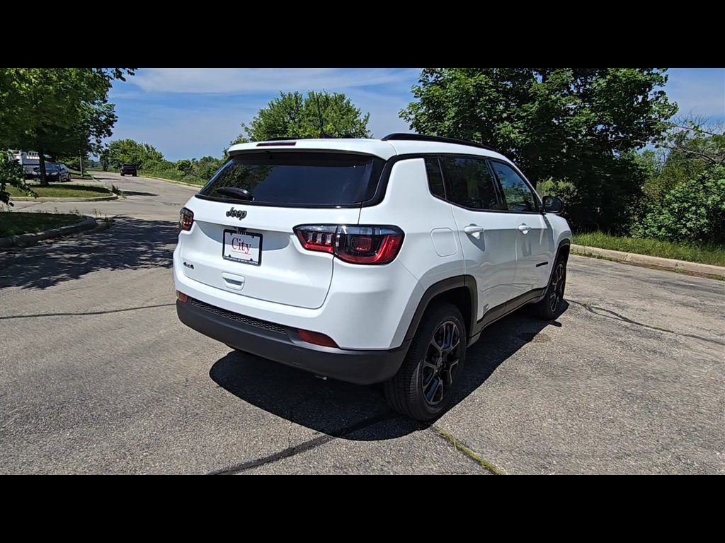 New 2026 Bright White Clear-Coat Exterior Paint Jeep Latitude image 9