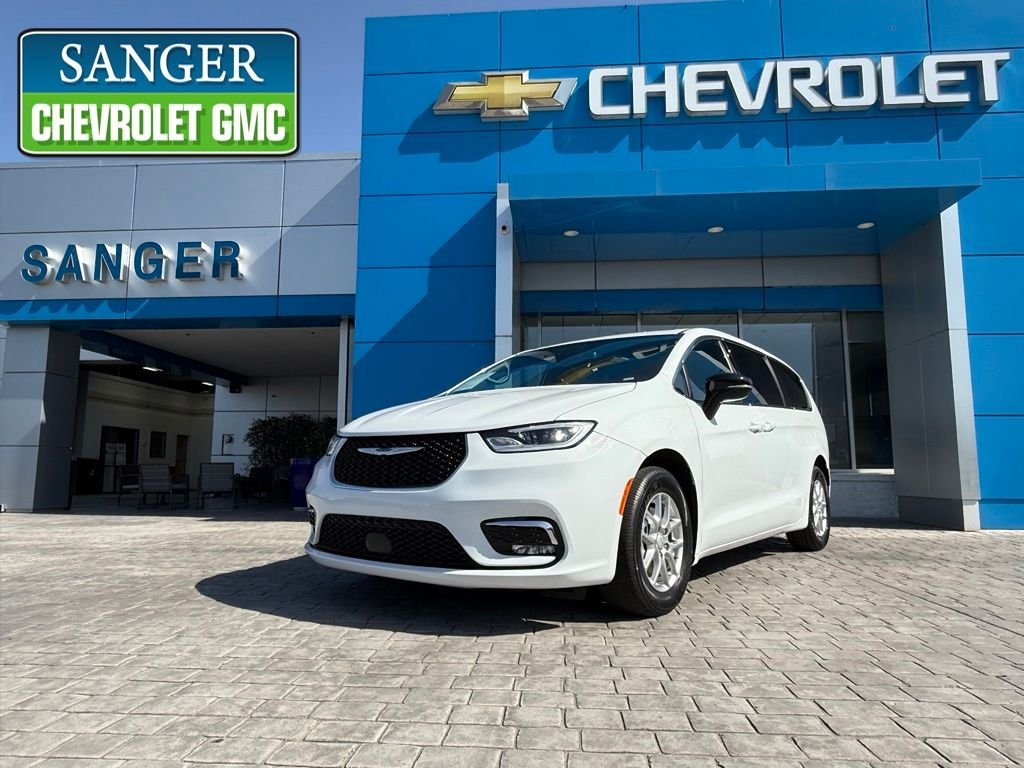 2025 Chrysler Pacifica Select's photo