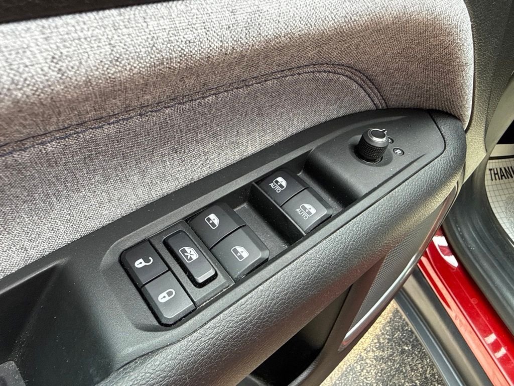 Used 2023 Red Jeep Latitude image 21