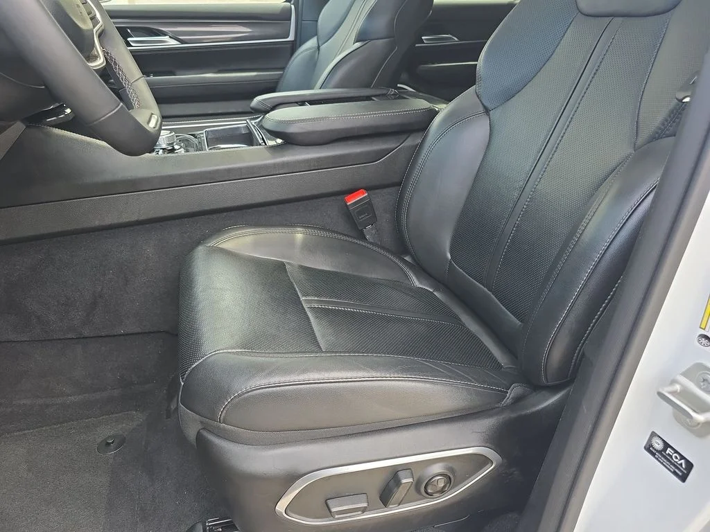 Used 2023 White Jeep Base image 17