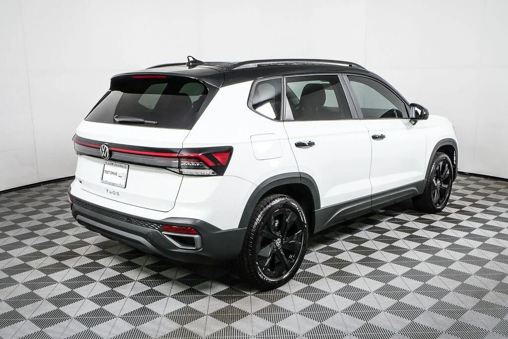 New 2026 Pure White w/Deep Black Roof Volkswagen SE Black image 28